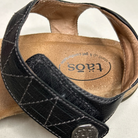 Taos Footwear Black Leather Slingback Sandals with Silver Medallion - Picture 5 of 8